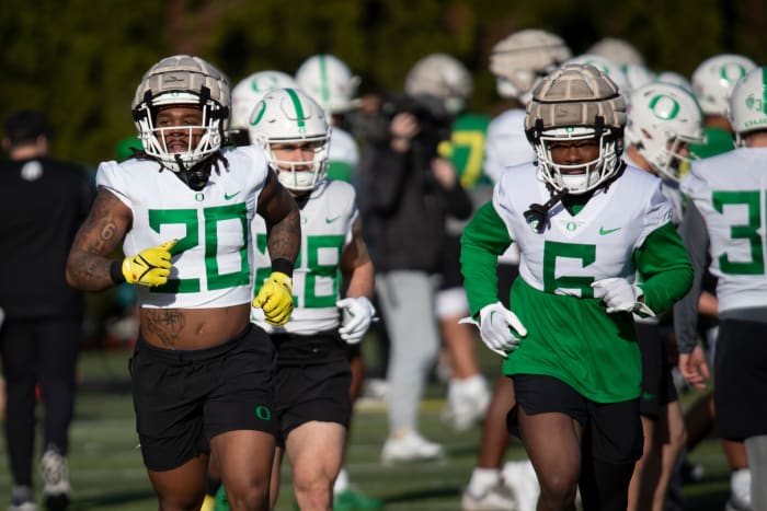 Oregon Ducks running backs Jordan James (20) and Noah Whittington (6) at spring practice on Thursday.